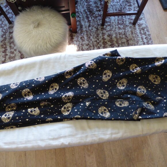 TORRID ACTIVE CROP LEGGING - PERFORMANCE CORE FOIL STAR & SKULL BLACK 0 L 12 - Picture 3 of 10